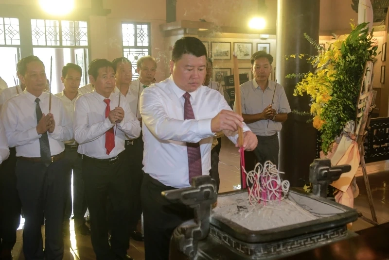 Hiệp hội Doanh nghiệp tỉnh Thanh Hóa dâng hoa, dâng hương tưởng niệm Chủ tịch Hồ Chí Minh