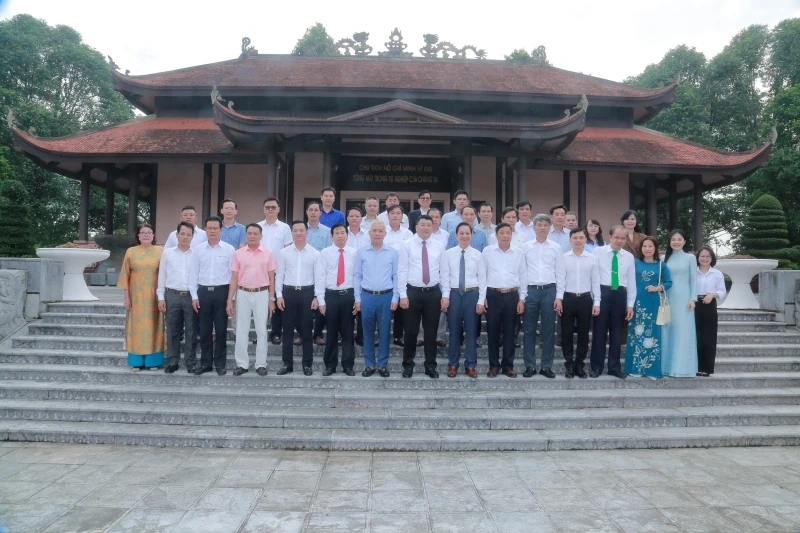 Hiệp hội Doanh nghiệp tỉnh Thanh Hóa dâng hoa, dâng hương tưởng niệm Chủ tịch Hồ Chí Minh