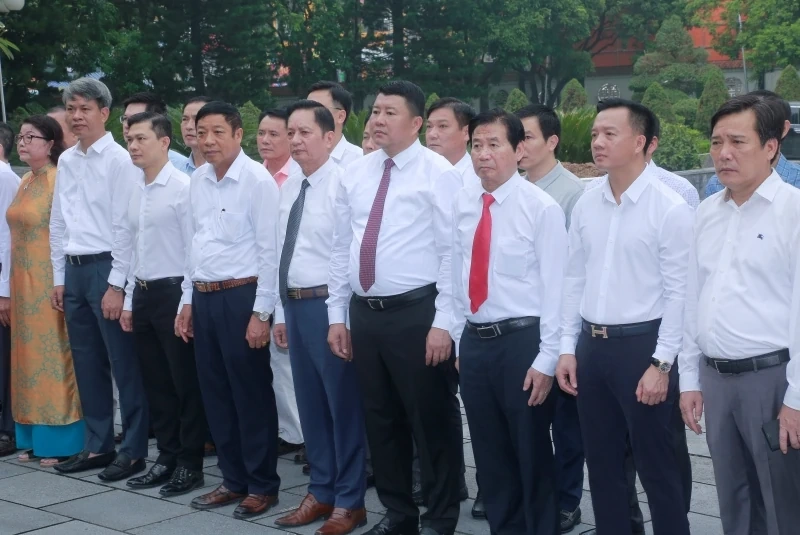 Hiệp hội Doanh nghiệp tỉnh Thanh Hóa dâng hoa, dâng hương tưởng niệm Chủ tịch Hồ Chí Minh