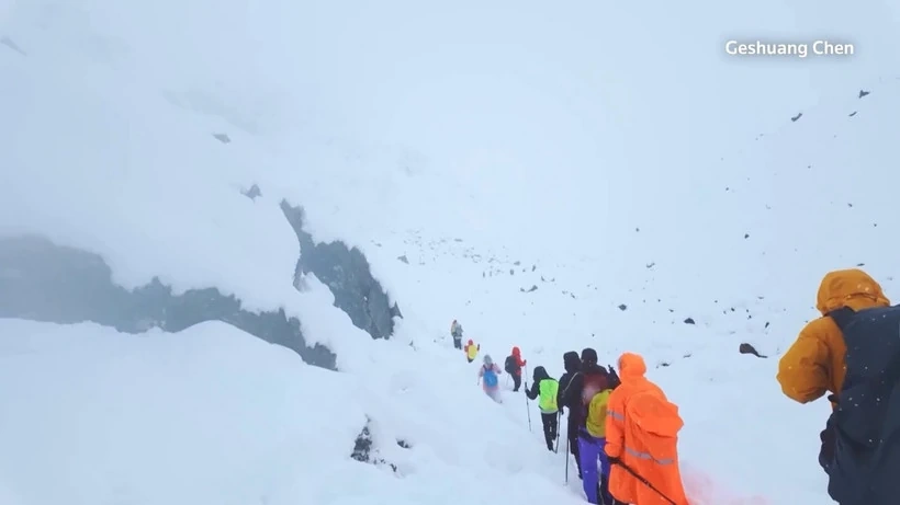 Giải cứu hàng trăm du khách mắc kẹt trên đỉnh Everest do bão tuyết