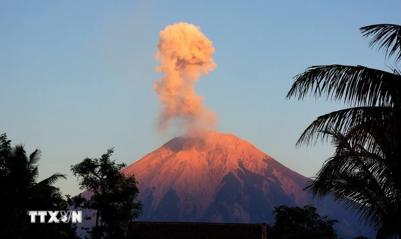 Indonesia ban hành cảnh báo do núi lửa phun trào liên tục