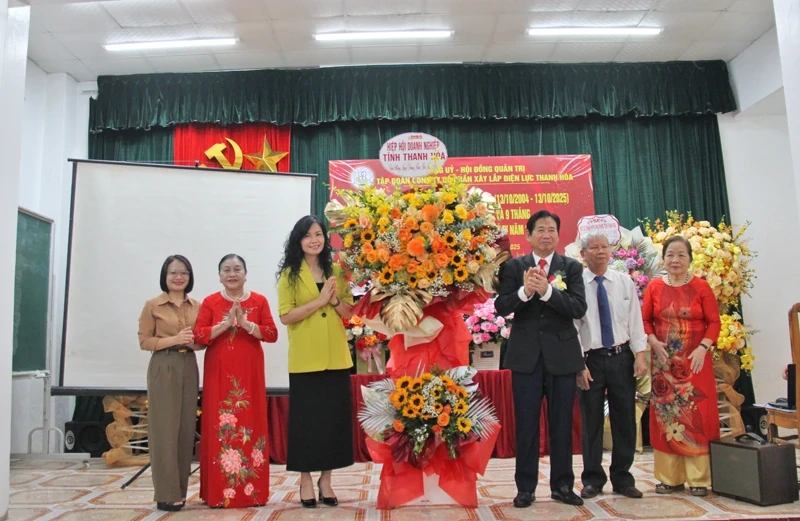 Công ty CP Xây lắp Điện lực Thanh Hóa kỷ niệm ngày Doanh nhân Việt Nam (13/10)