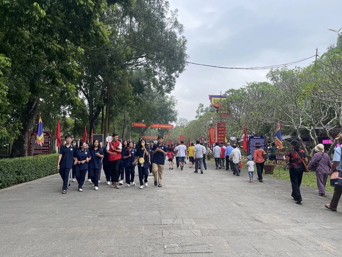 Dòng người nô nức đổ về Khu Di tích lịch sử Lam Kinh trước ngày khai hội