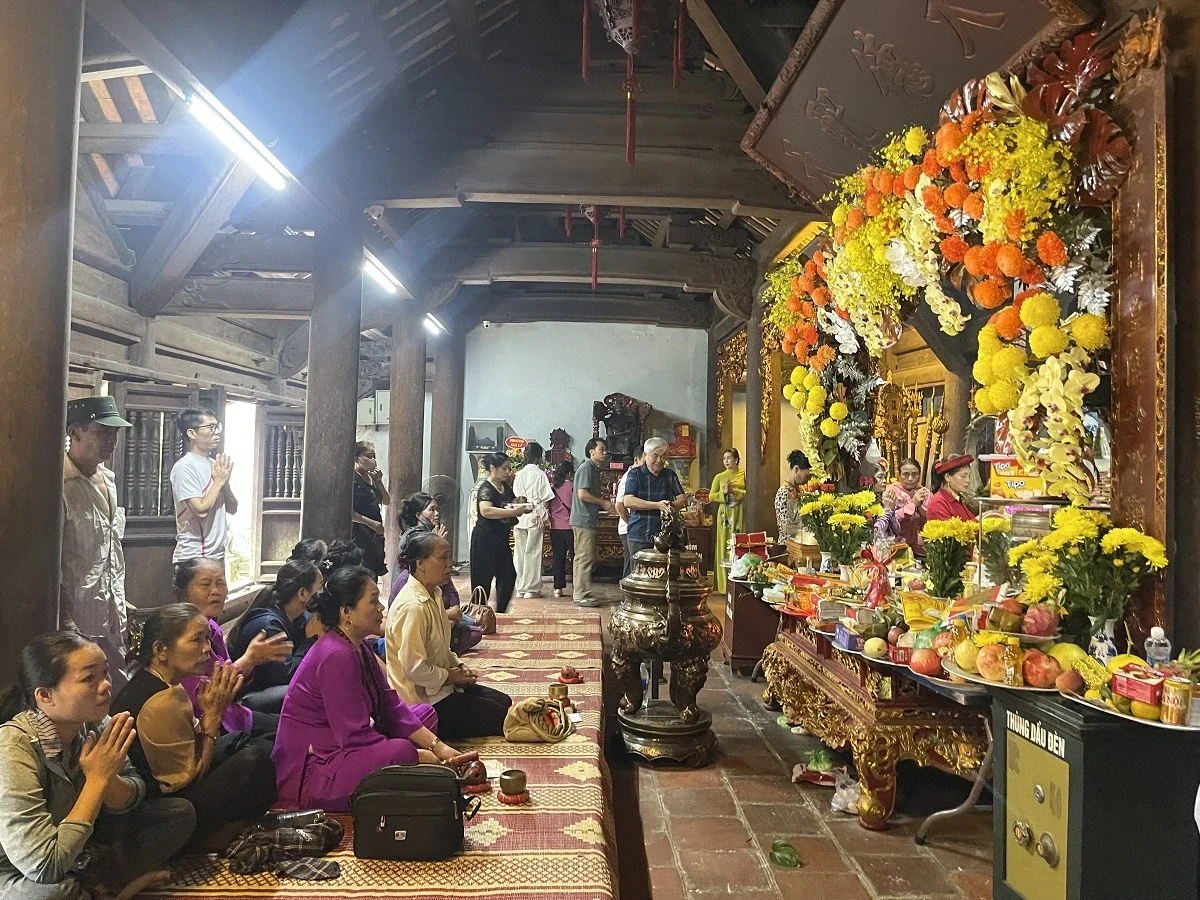 Dòng người nô nức đổ về Khu Di tích lịch sử Lam Kinh trước ngày khai hội