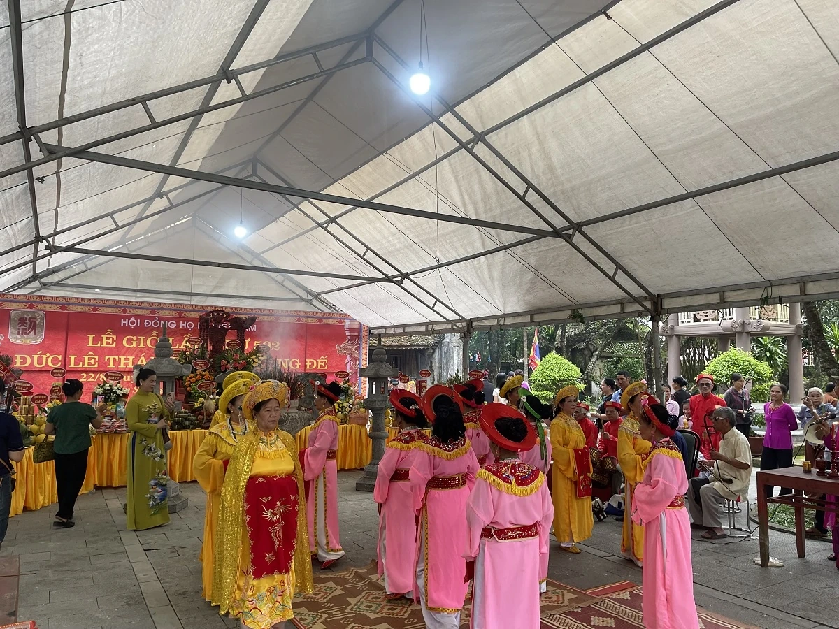 Dòng người nô nức đổ về Khu Di tích lịch sử Lam Kinh trước ngày khai hội