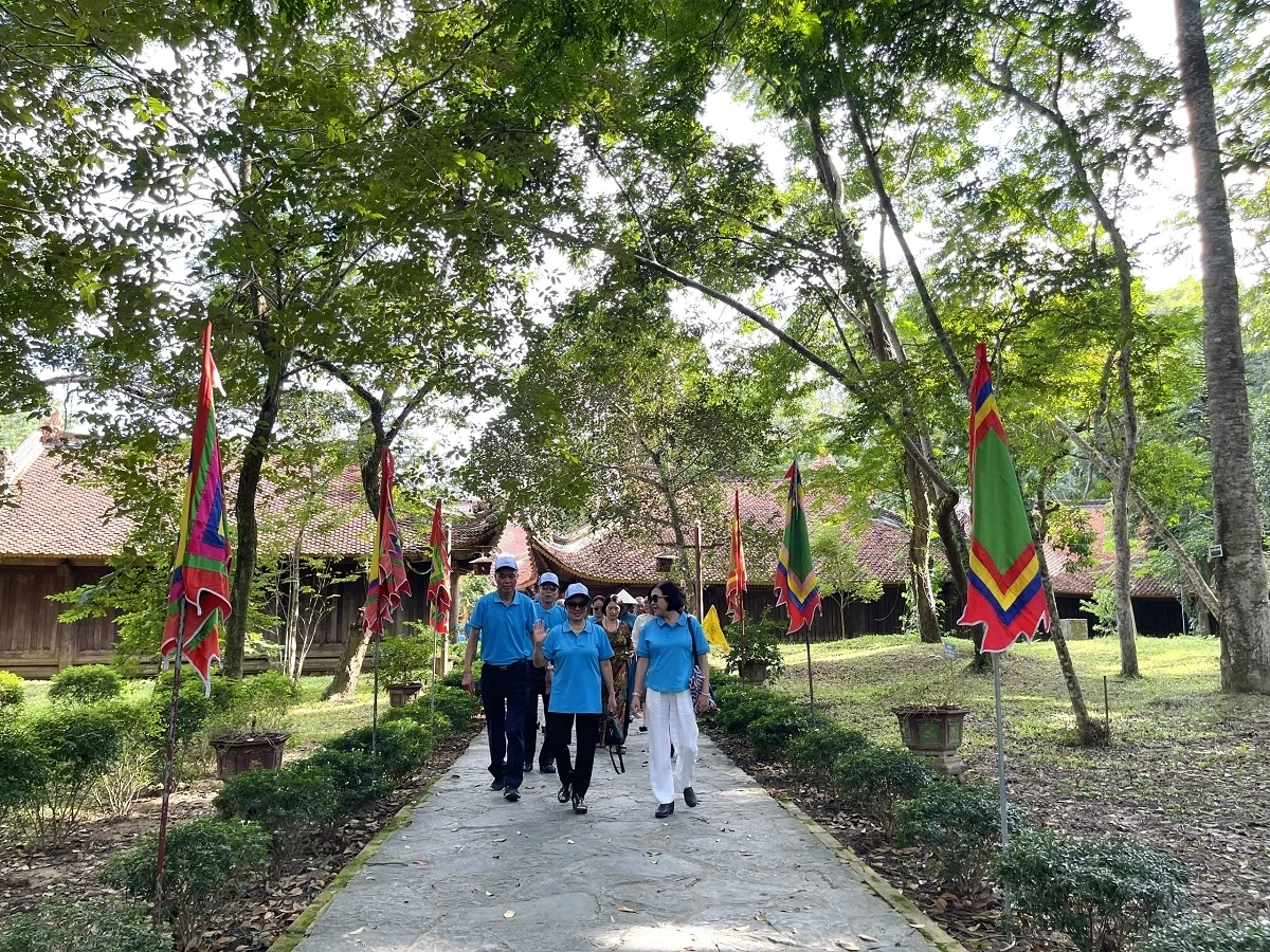 Dòng người nô nức đổ về Khu Di tích lịch sử Lam Kinh trước ngày khai hội