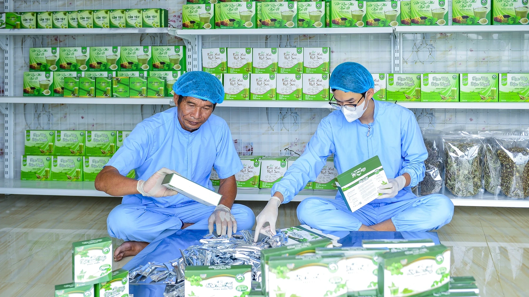 Khi khách hàng đầu tiên khen “bột thơm, dễ uống, khác với loại bán ngoài thị trường”, tôi biết mình đã đi đúng hướng. Tôi tiếp tục mở rộng vùng trồng, liên kết thêm 15 hộ dân, bao tiêu rau má làm nguyên liệu. Bà con phấn khởi vì có đầu ra ổn định, không còn lo “được mùa mất giá” như trước.