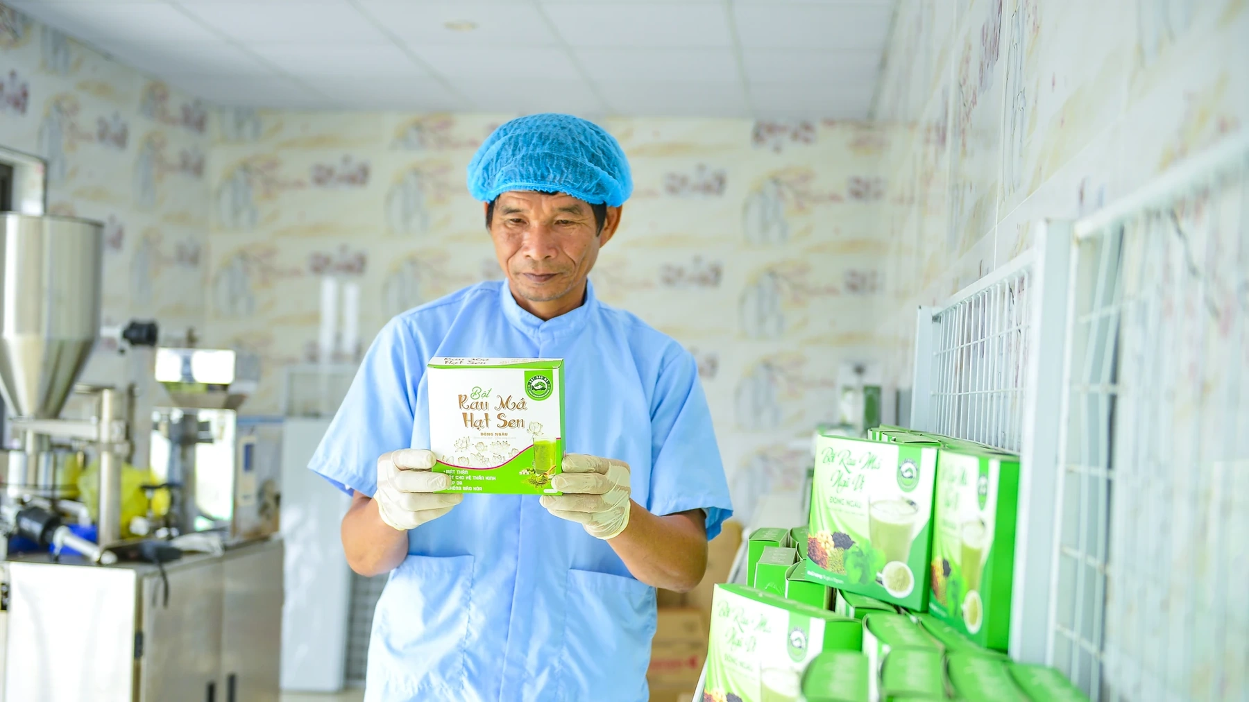 Giờ đây, rau má không còn là cây “cứu đói” mà là cây làm giàu, cây tri ân quê nghèo. Từ loài rau mọc dại, tôi biến thành sản phẩm có thương hiệu, tạo việc làm cho người dân quê mình. Rau má cho tôi cơ hội trả ơn mảnh đất nuôi tôi khôn lớn và tôi tin, chỉ cần làm bằng cái tâm, cây dân dã nhất cũng có thể trở thành điều quý giá nhất.