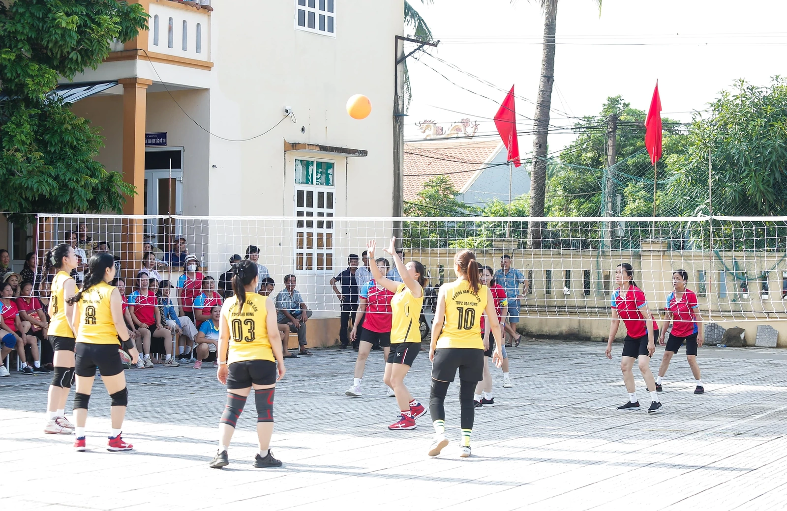 Phường Nam Sầm Sơn tổ chức giải bóng chuyền hơi chào mừng Ngày Phụ nữ Việt Nam