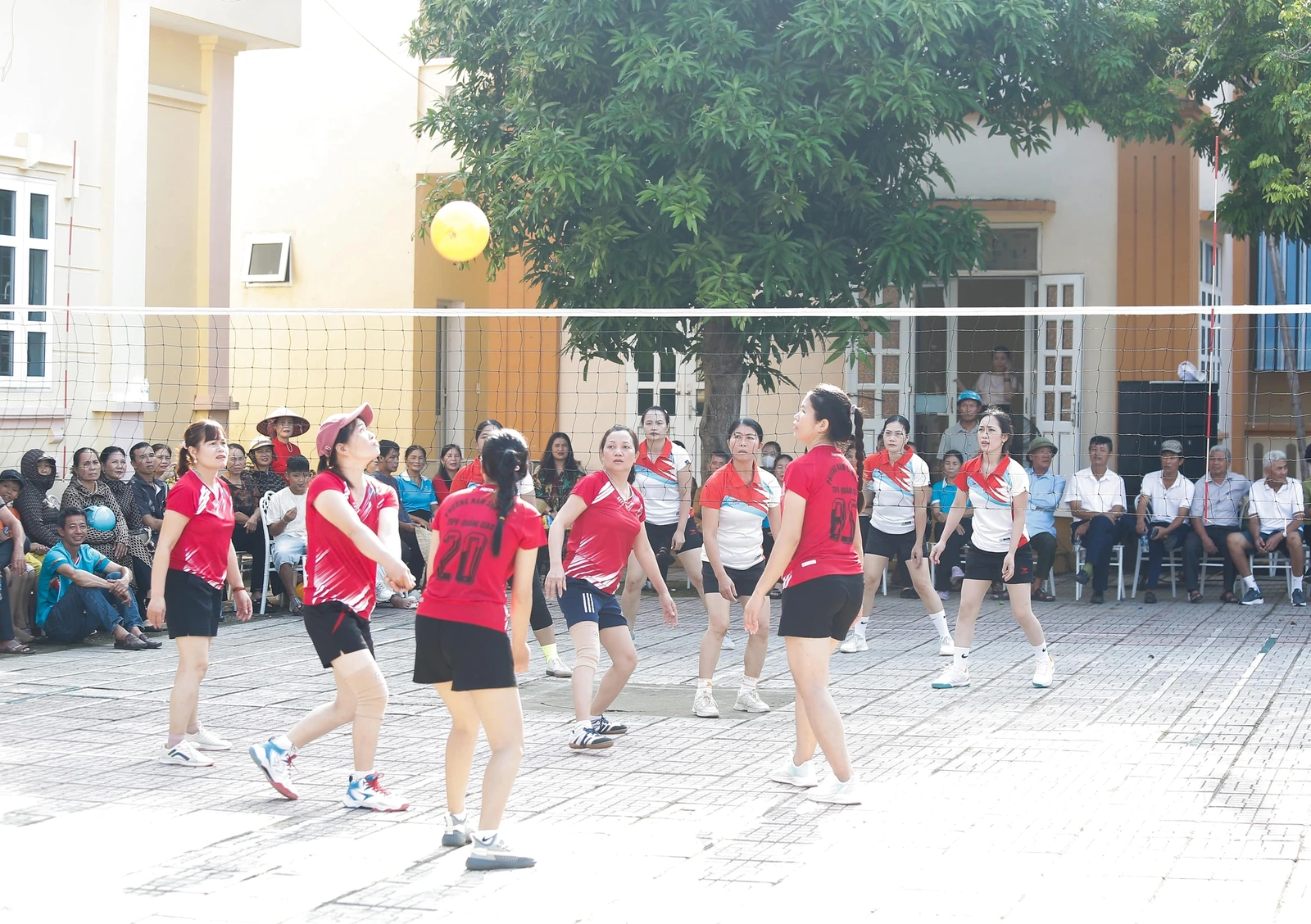 Phường Nam Sầm Sơn tổ chức giải bóng chuyền hơi chào mừng Ngày Phụ nữ Việt Nam