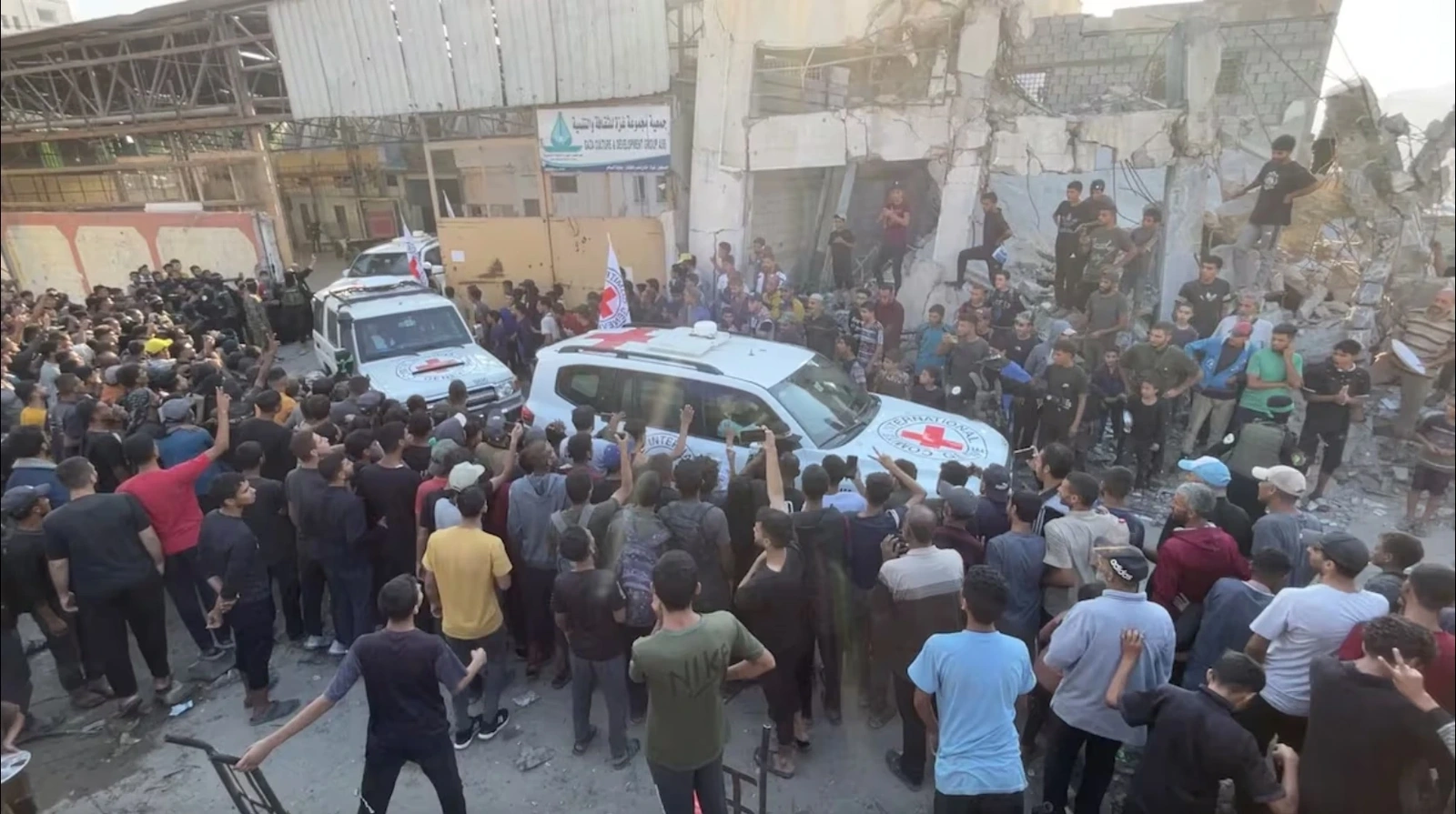 Hamas và Israel trao trả con tin và tù nhân theo thỏa thuận ngừng bắn