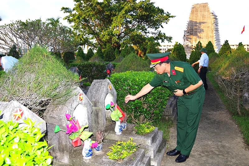 Bộ CHQS tỉnh dâng hoa, dâng hương tưởng niệm Chủ tịch Hồ Chí Minh và các Anh hùng liệt sĩ