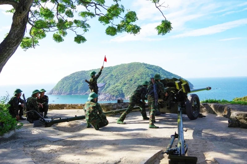 Lực lượng vũ trang tỉnh sôi nổi thi chào mừng Đại hội Đảng bộ tỉnh