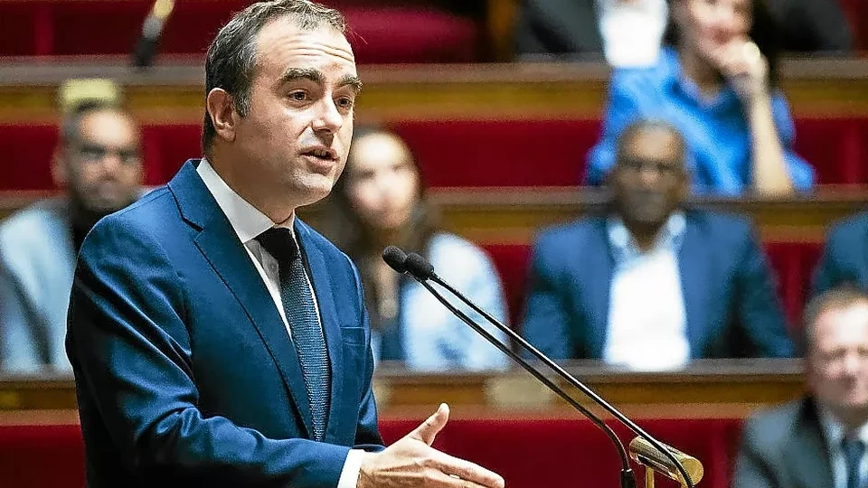 Thủ tướng Pháp vượt qua 2 cuộc bỏ phiếu bất tín nhiệm