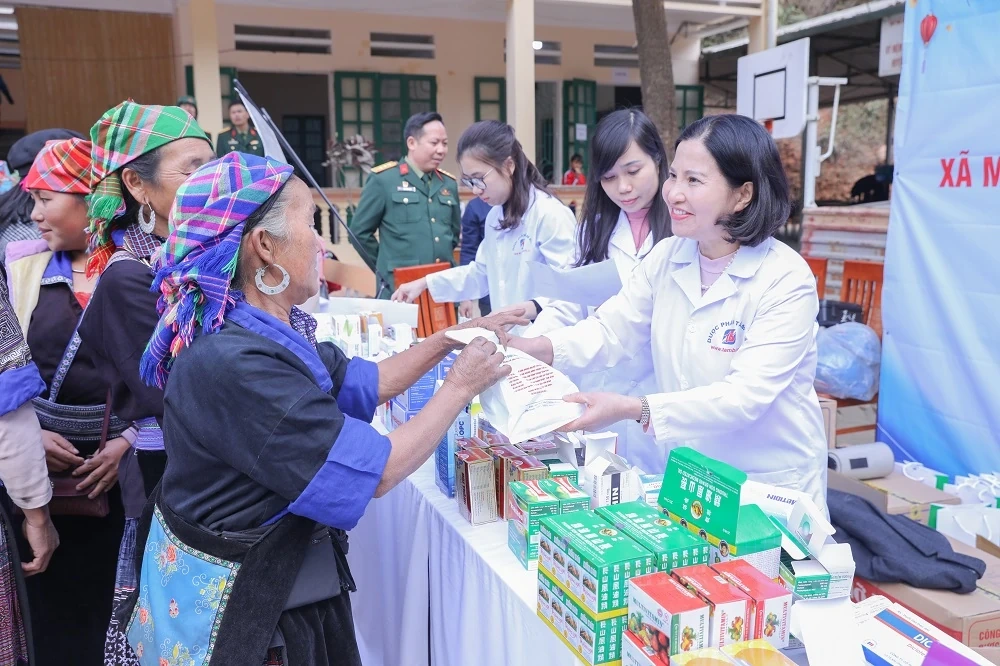 CEO Dược phẩm Tâm Bình qua lời kể của thầy giáo cũ và chuyên gia trong ngành