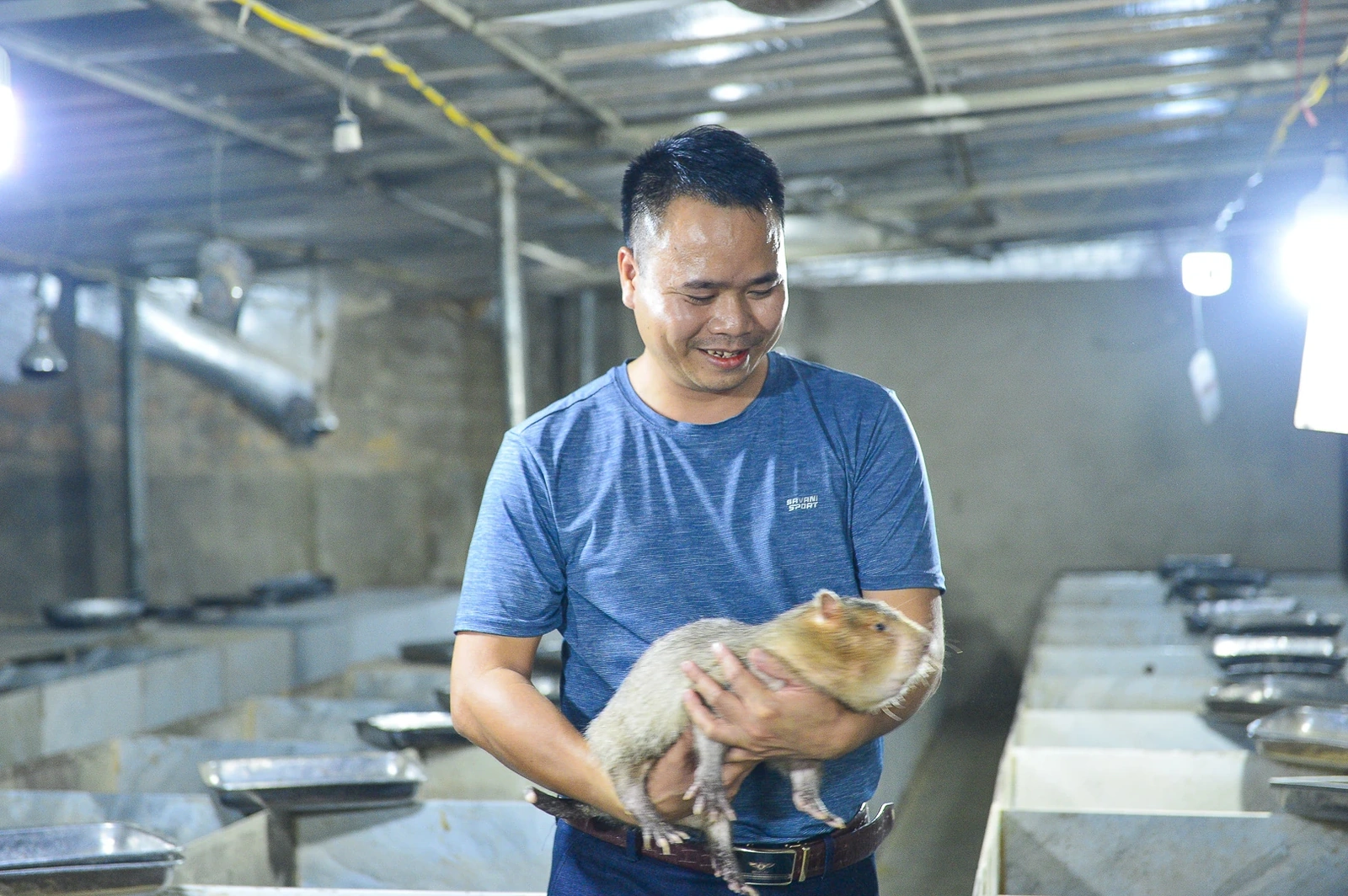 Tôi là Lê Văn Lâm, 34 tuổi, ở xã Tân Ninh, Thanh Hóa. Gần mười năm trước, tôi là kỹ sư cầu đường với mức lương 15 triệu, con số mơ ước khi ấy. Nhưng giữa nắng gió công trường, tôi vẫn thấy trống rỗng.