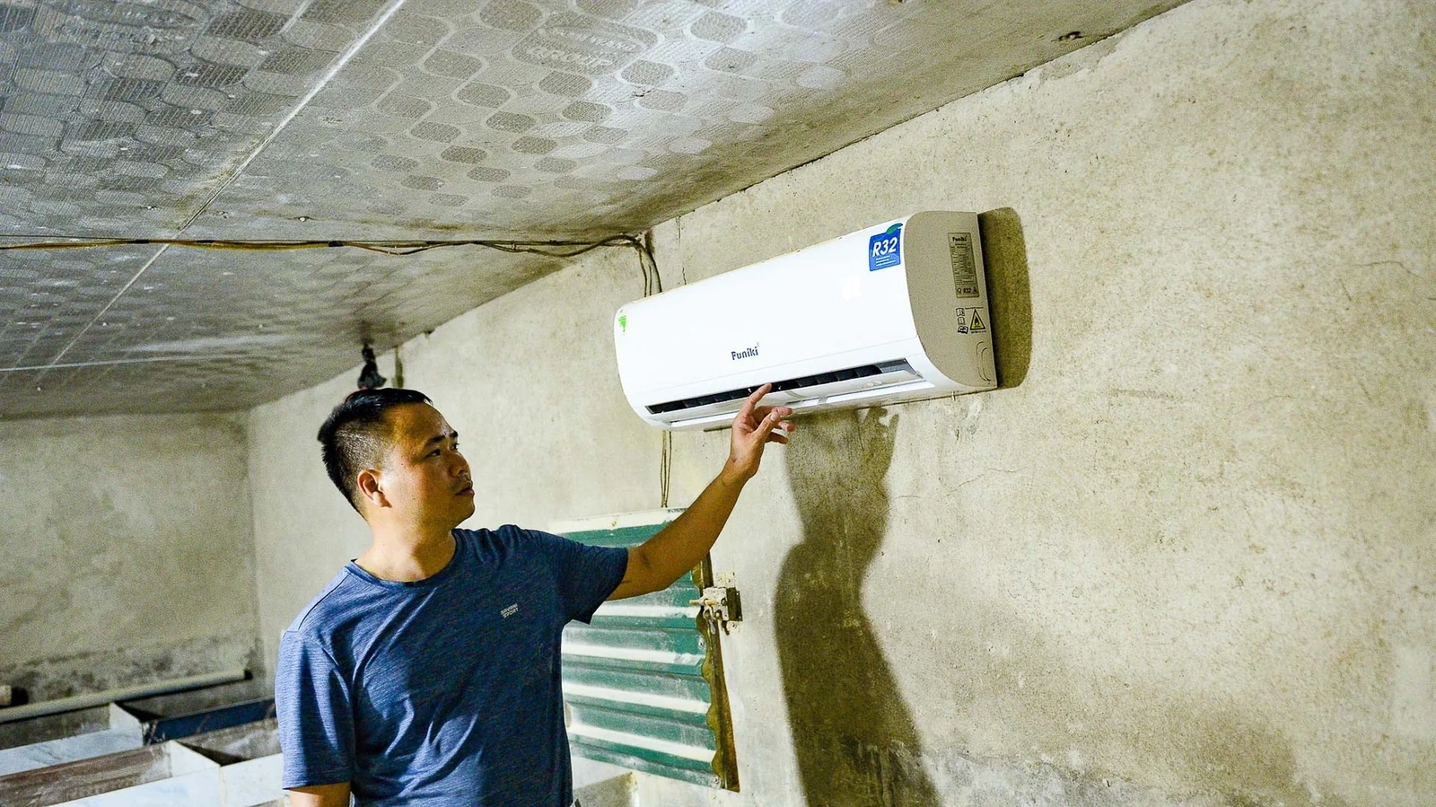 Dúi là loài rất “khó tính” với môi trường sống. Chúng không chịu được ồn ào, gió lùa hay ánh sáng gắt. Vì thế, chuồng phải kín, cao ráo và yên tĩnh, nền lát gạch hoặc xi măng để dễ vệ sinh. Vào mùa đông, tôi che kín gió, giữ nhiệt độ khoảng 20 - 25°C, còn mùa hè, phải thông thoáng, mát mẻ để tránh dúi bị sốc nhiệt hay viêm phổi.