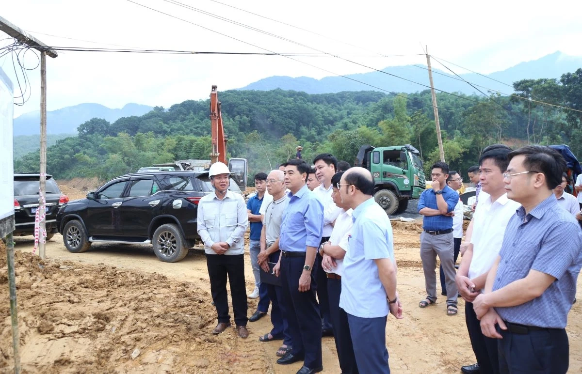 Chủ tịch UBND tỉnh Nguyễn Hoài Anh thăm, tặng quà Mẹ Việt Nam Anh hùng; kiểm tra một số dự án, công trình tại xã Trung Hạ và Tam Thanh