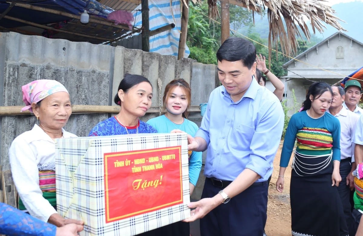 Chủ tịch UBND tỉnh Nguyễn Hoài Anh thăm, tặng quà Mẹ Việt Nam Anh hùng; kiểm tra một số dự án, công trình tại xã Trung Hạ và Tam Thanh