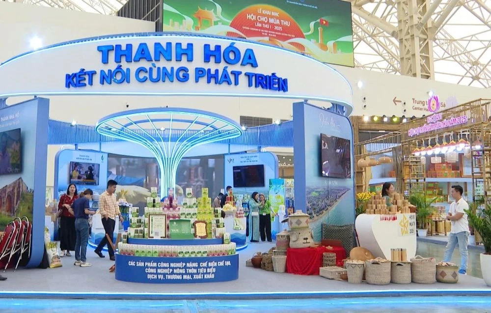 Phó Bí thư Thường trực Tỉnh ủy Nguyễn Hồng Phong thăm gian hàng tỉnh Thanh Hóa tại Hội chợ Mùa Thu năm 2025
