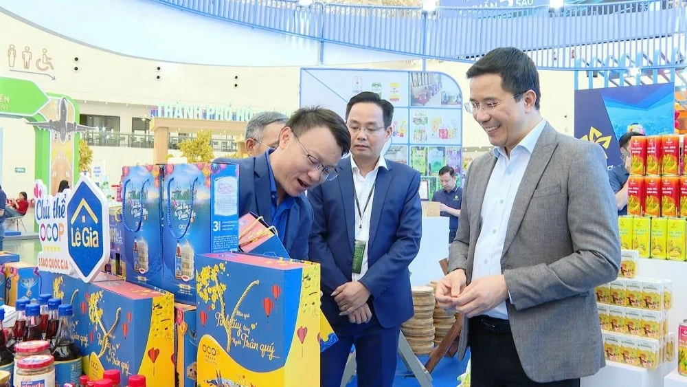 Phó Bí thư Thường trực Tỉnh ủy Nguyễn Hồng Phong thăm gian hàng tỉnh Thanh Hóa tại Hội chợ Mùa Thu năm 2025