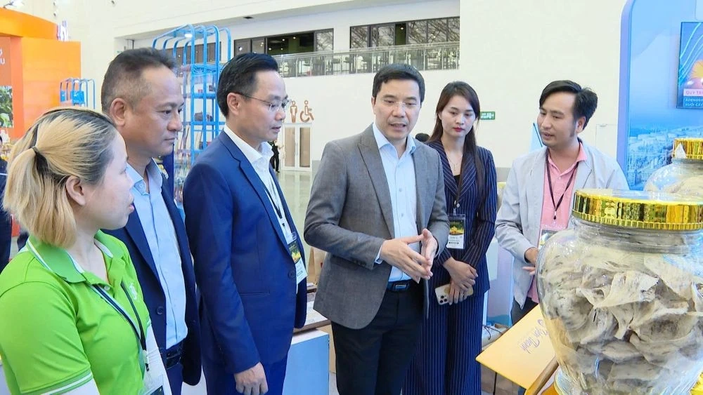 Phó Bí thư Thường trực Tỉnh ủy Nguyễn Hồng Phong thăm gian hàng tỉnh Thanh Hóa tại Hội chợ Mùa Thu năm 2025