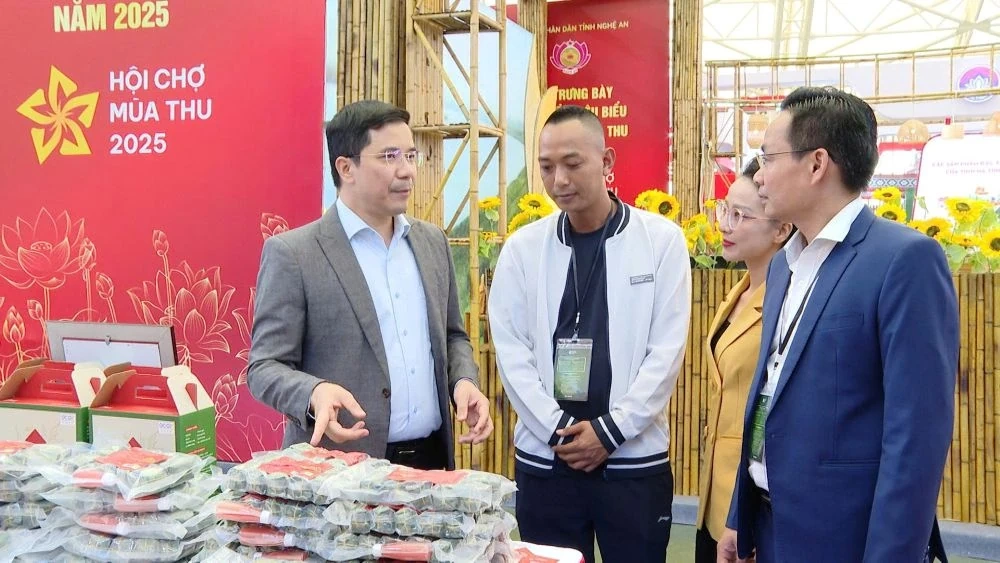 Phó Bí thư Thường trực Tỉnh ủy Nguyễn Hồng Phong thăm gian hàng tỉnh Thanh Hóa tại Hội chợ Mùa Thu năm 2025