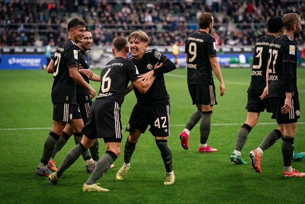 Man Utd trở lại cuộc đua vô địch; Huyền thoại Ngoại Hạng Anh thắng trận đầu tiên cùng Hà Nội FC