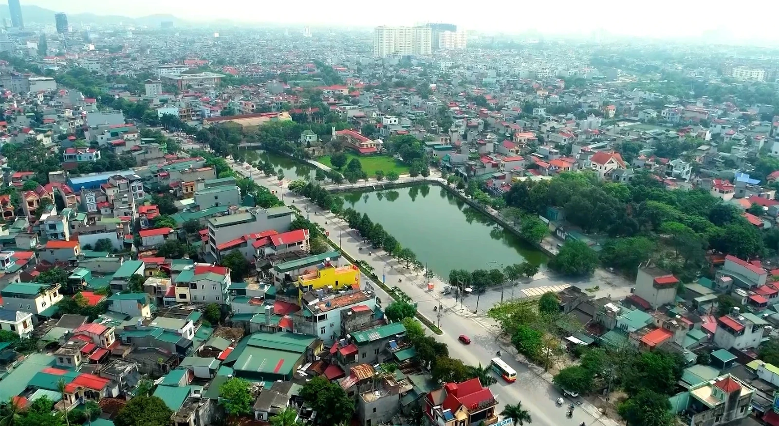 Tọa lạc tại phố Kiều Đại, phường Hạc Thành, tỉnh Thanh Hóa, Thái miếu nhà Hậu Lê nằm tĩnh lặng, yên bình bên những bóng cây cổ thụ xanh mát.