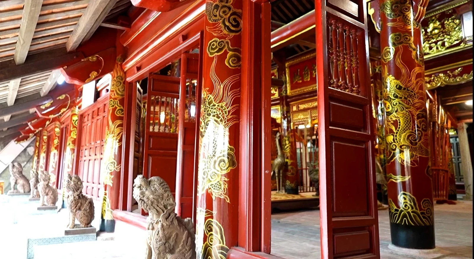 Bước chân vào Thái miếu, dễ dàng nhận thấy không gian kiến trúc cổ kính, tôn nghiêm, với những hàng cột gỗ sơn son thếp vàng, mái ngói rêu phong, mùi hương trầm thoảng trong gió.