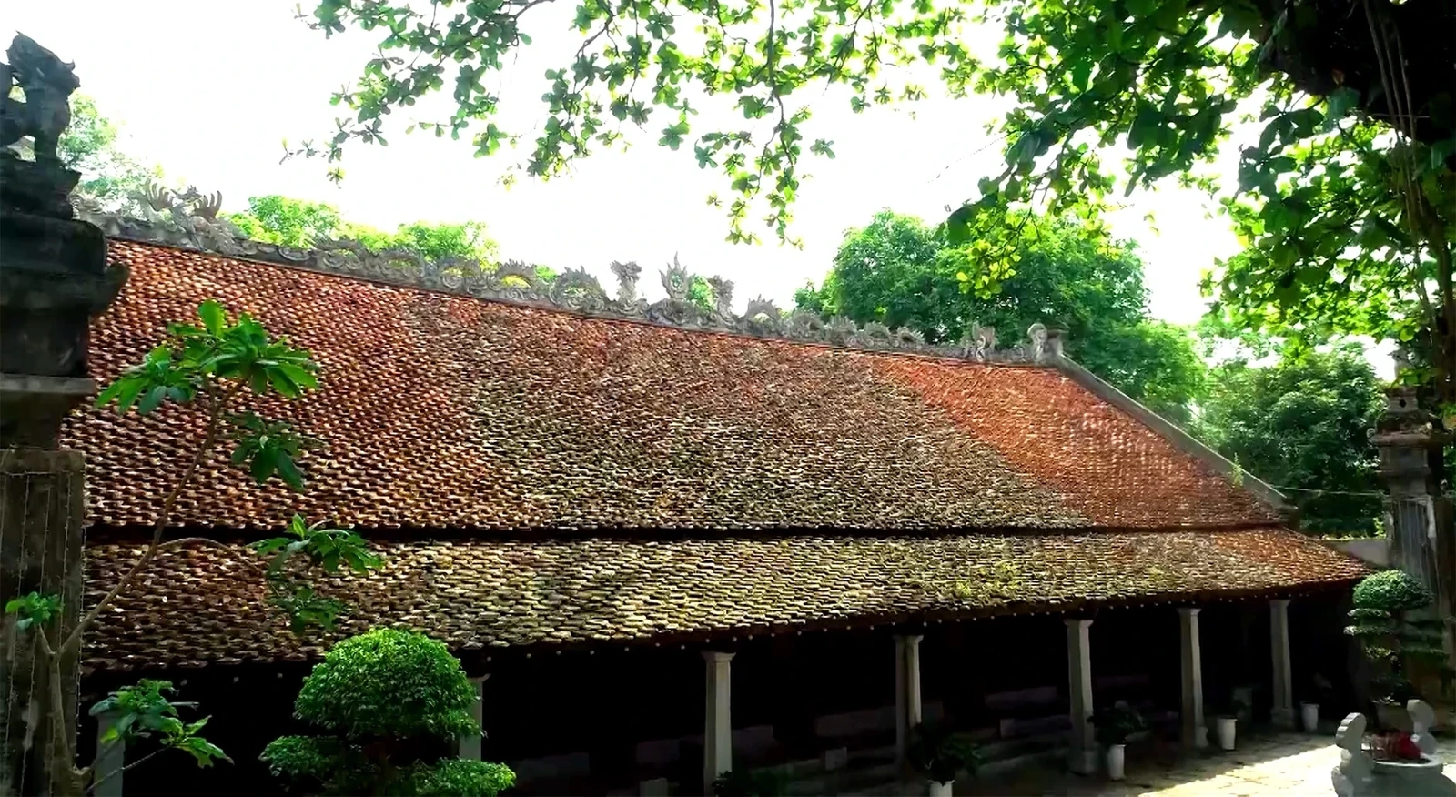 Thái miếu mang đậm phong cách kiến trúc Lê - Nguyễn, được thiết kế theo lối chữ “Nhị” cân xứng, hài hòa. Bước qua nghi môn là khoảng không gian rộng thoáng, tiếp nối đến sân điện, tiền điện và hậu điện - tất cả đều toát lên vẻ trang nghiêm, bề thế.
