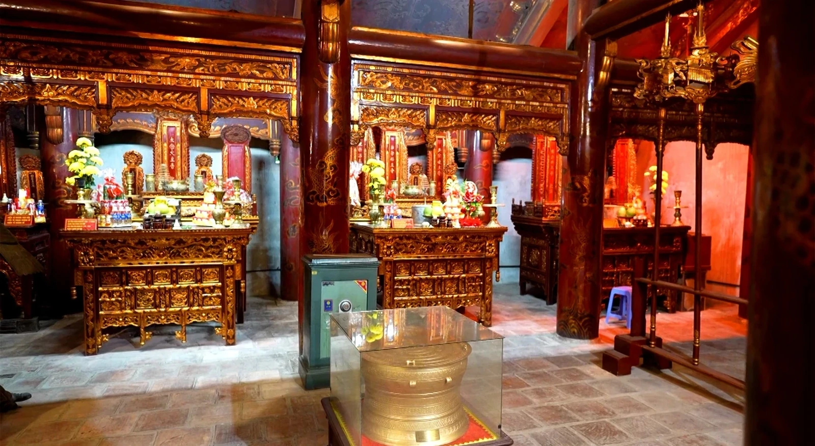 Điểm nhấn nổi bật của Thái miếu chính là nghệ thuật chạm khắc gỗ, nơi lưu giữ nhiều hiện vật quý từ thế kỷ XVII.