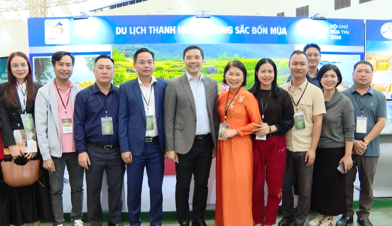 Phó Bí thư Thường trực Tỉnh ủy Nguyễn Hồng Phong thăm gian hàng tỉnh Thanh Hóa tại Hội chợ Mùa Thu năm 2025