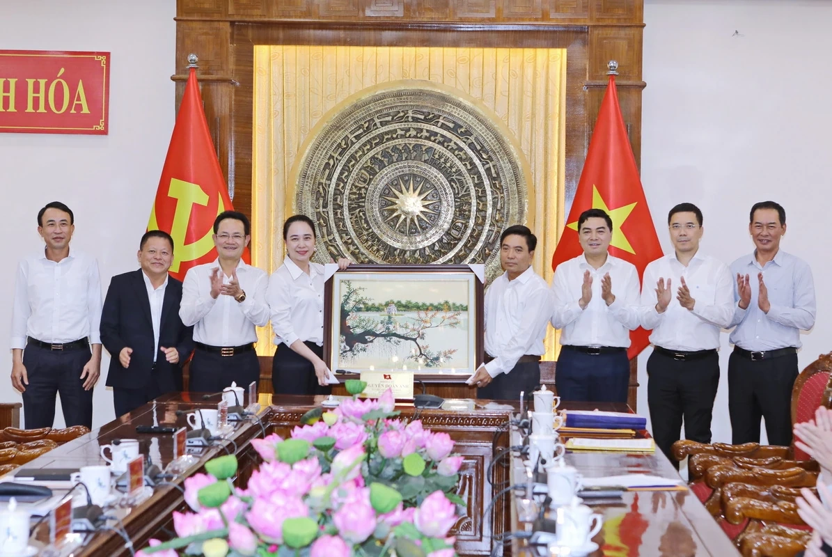 Thường trực Tỉnh ủy Thanh Hóa làm việc với Tổng Công ty Điện lực miền Bắc