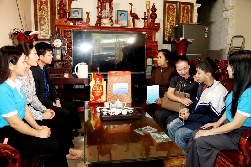 Trao quà cho trẻ mồ côi, trẻ có hoàn cảnh khó khăn tại 2 xã miền núi