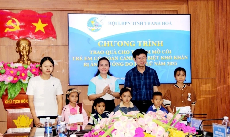 Trao quà cho trẻ mồ côi, trẻ có hoàn cảnh khó khăn tại 2 xã miền núi