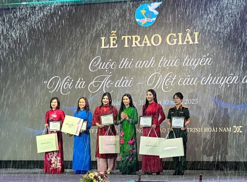 “Nụ cười của Mẹ” đoạt giải Nhì cuộc thi ảnh “Mỗi tà áo dài - Một câu chuyện đẹp”