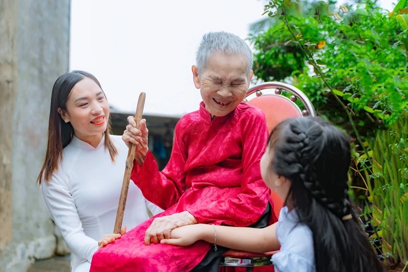 “Nụ cười của Mẹ” đoạt giải Nhì cuộc thi ảnh “Mỗi tà áo dài - Một câu chuyện đẹp”