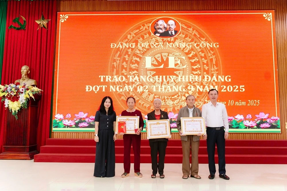 82 đảng viên xã Nông Cống được trao tặng Huy hiệu Đảng