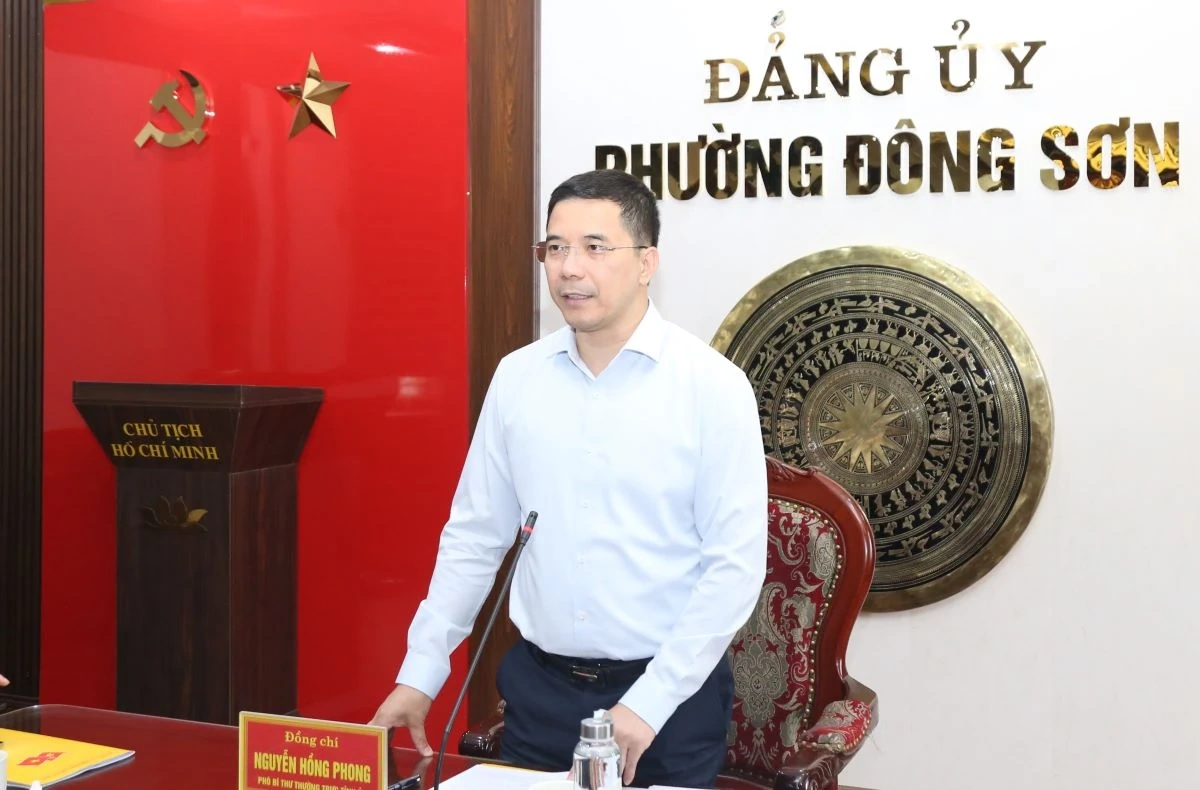 Phó Bí thư Thường trực Tỉnh ủy Nguyễn Hồng Phong thăm, làm việc tại phường Đông Sơn