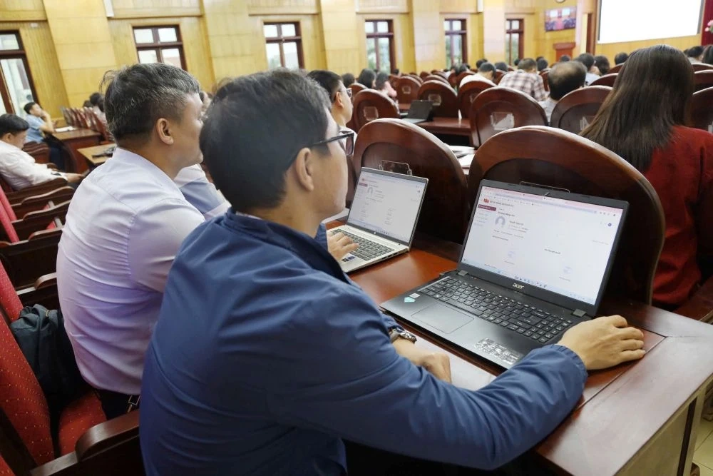 Bảo đảm 100% đảng viên sử dụng ứng dụng Sổ tay đảng viên điện tử