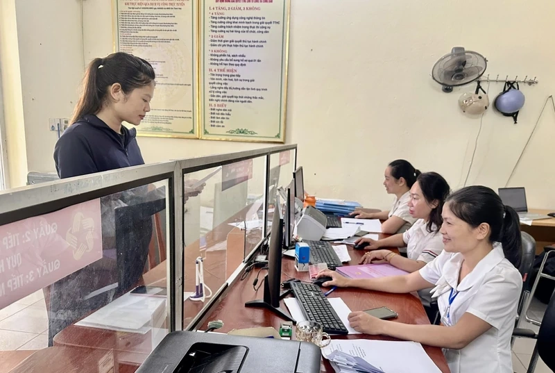 Xây dựng chính quyền vì Nhân dân phục vụ