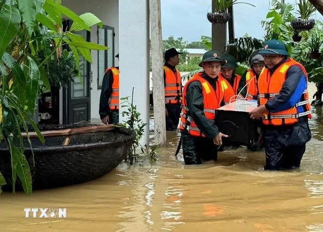 Thủ tướng: Khắc phục nhanh hậu quả mưa lũ ở Trung Bộ, sớm ổn định đời sống
