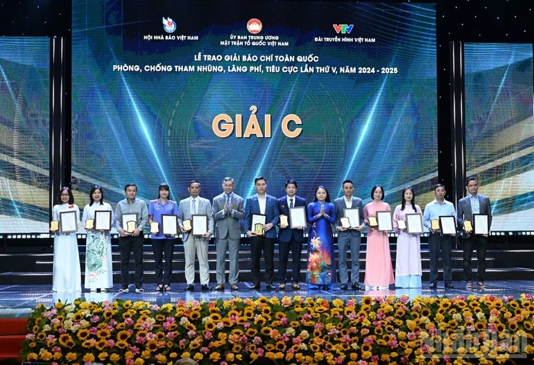 Thủ tướng Phạm Minh Chính: Báo chí cách mạng phải chống tham nhũng với tinh thần “thép trong bút-lửa trong tim”