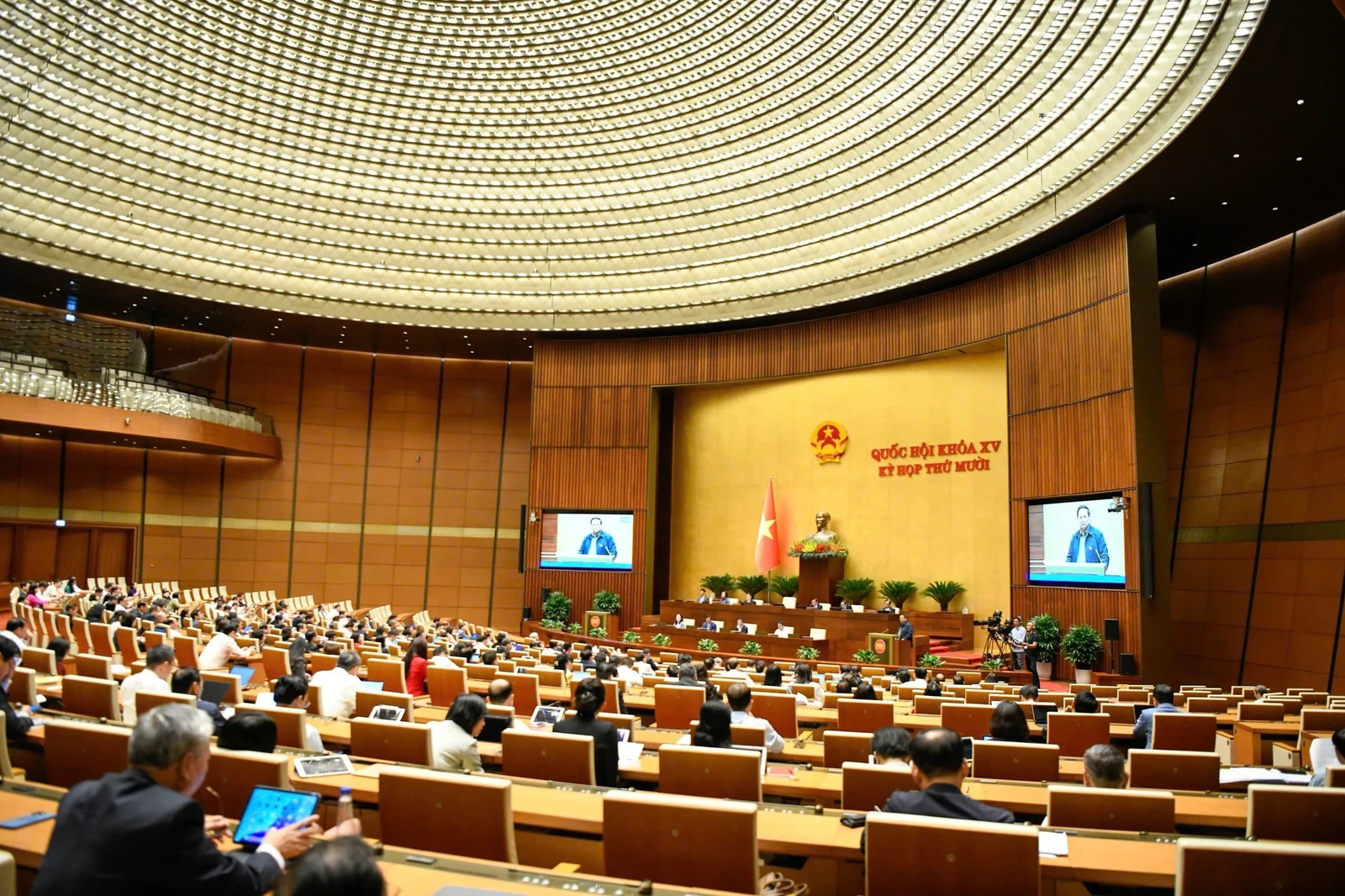 Thủ tướng: Nền kinh tế Việt Nam đủ sức chống chịu và đã vượt qua được các cú sốc rất lớn từ bên ngoài- Ảnh 4. Thủ tướng Phạm Minh Chính: Sẽ xem xét, cân đối để tăng lương sớm hơn