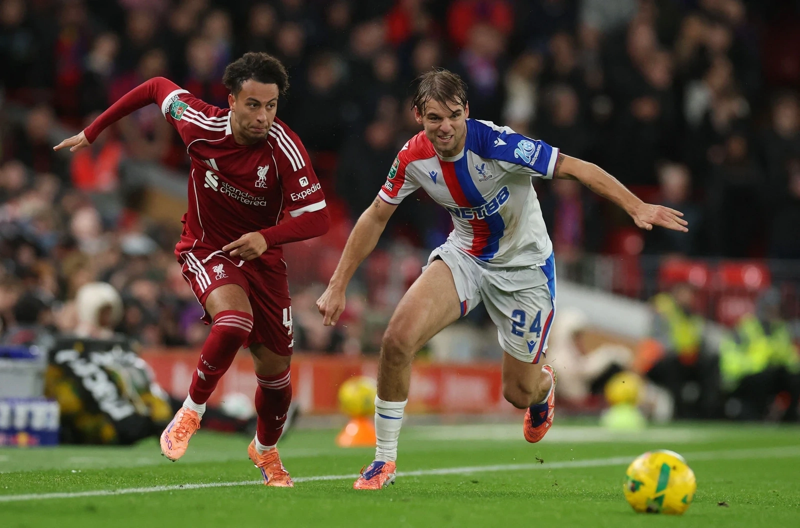 LĐBĐ Thái Lan xin lỗi Việt Nam về sự cố hiển thị sai Quốc kỳ; Liverpool bị loại khỏi Cúp Liên đoàn Anh