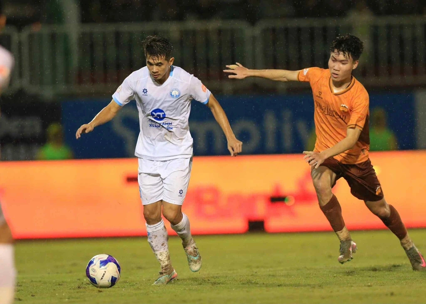 Công an Hà Nội áp sát ngôi đầu bảng V.League; Mbappe nhận Chiếc giày vàng châu Âu