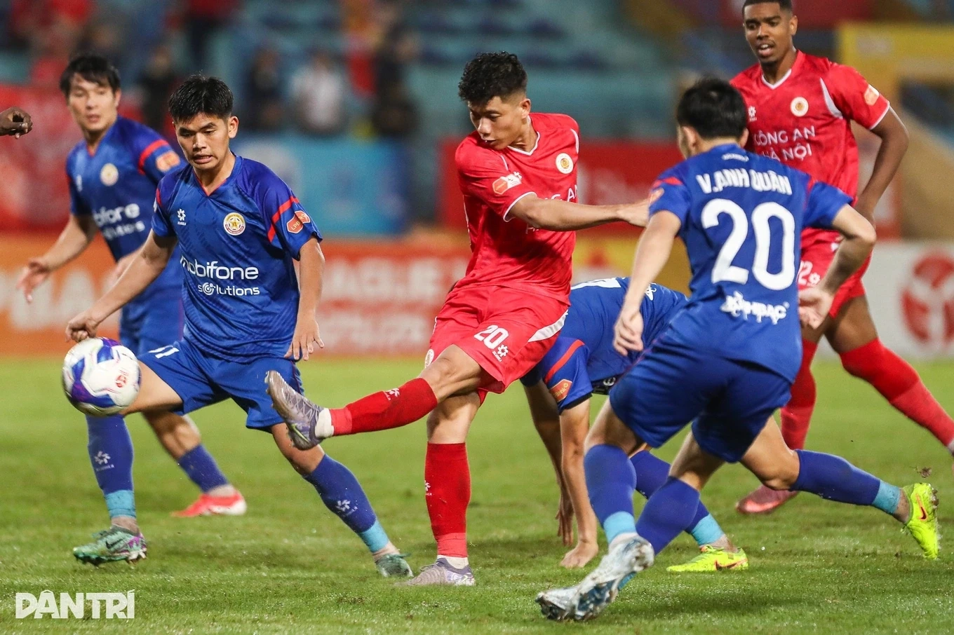 Công an Hà Nội áp sát ngôi đầu bảng V.League; Mbappe nhận Chiếc giày vàng châu Âu