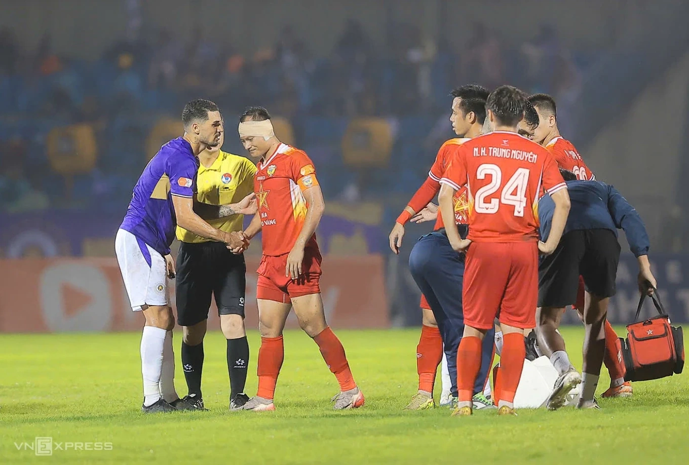 Công an Hà Nội áp sát ngôi đầu bảng V.League; Mbappe nhận Chiếc giày vàng châu Âu