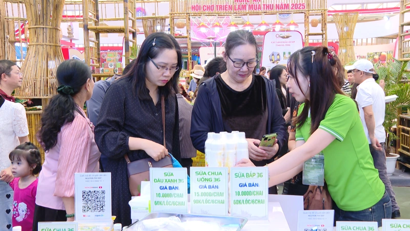 Sức hút của gian hàng tỉnh Thanh Hóa tại Hội chợ Mùa Thu